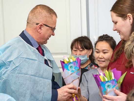 Глава Ямальского района поздравил с наступающим 8 Марта персонал роддома и новоиспеченных мам