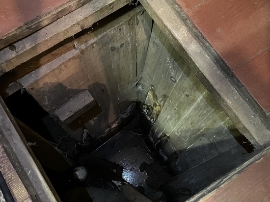 Жители многоэтажки в Мурино задыхаются от канализационной вони из подвала