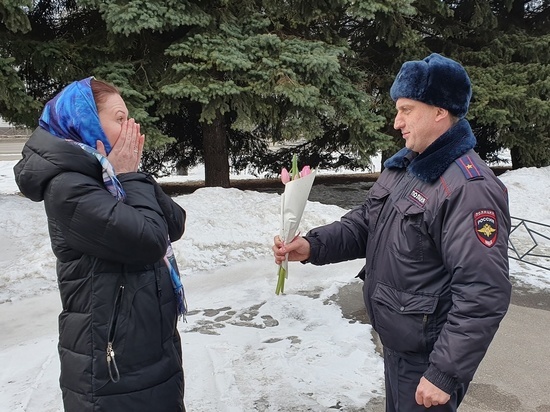 Курские полицейские в преддверии 8 марта подарили женщинам цветы на улицах