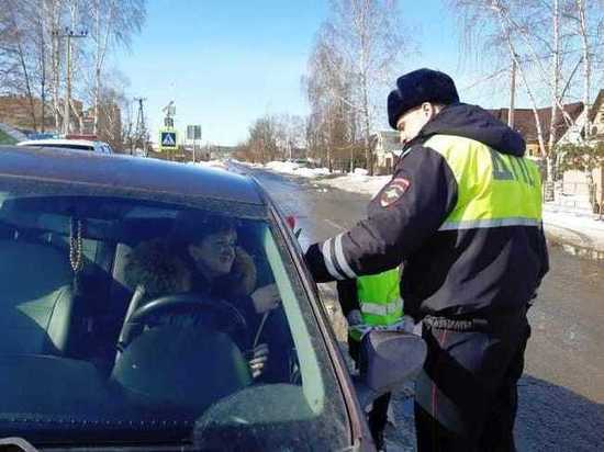 В Тамбове юные автоинспекторы поздравили женщин с 8 марта