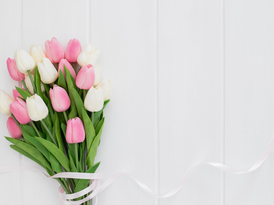 Что сделать с букетом тюльпанов, чтобы он как можно дольше оставался свежим: 4 правила