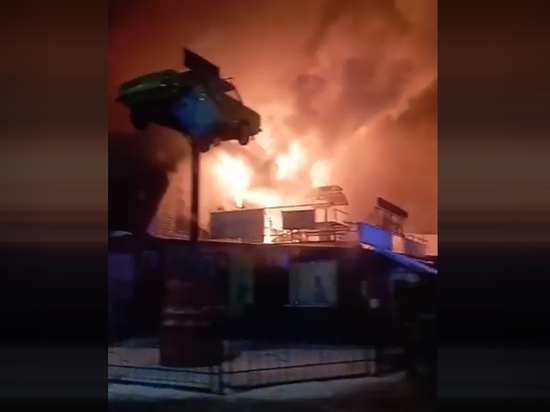 Замыкание в брянской "шаурмячной" вызвало пожар на площади 1600 квадратных метров