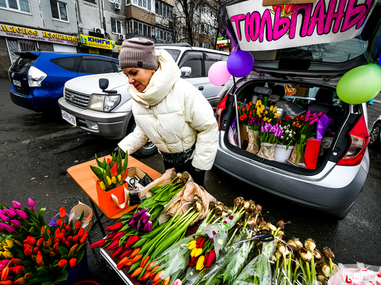 Во Владивостоке выстроились очереди за тюльпанами к 8 Марта