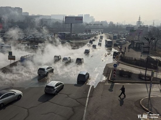 Пробки и горячие лужи: площадь Луговую во Владивостоке затопило