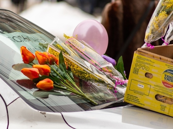 "Главное - не ставьте мимозу в воду": на улицах Томска продают первые весенние цветы