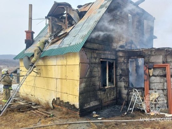 В Уссурийске горел частный строящийся дом
