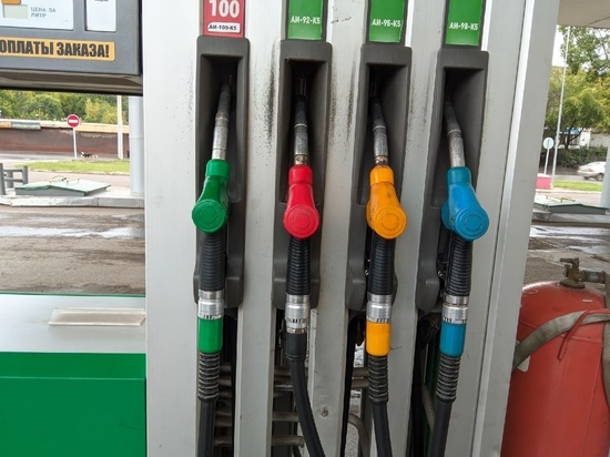 Жители Новосибирска могут купить 982 литра бензина на месячную зарплату
