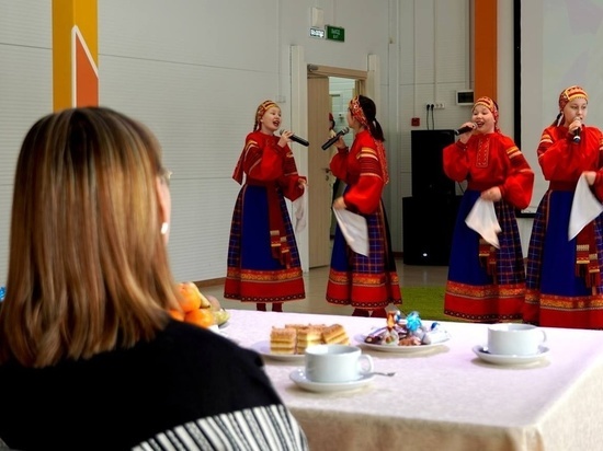 В Белоярске для мам и жен участников спецоперации организовали праздничный концерт с чаепитием