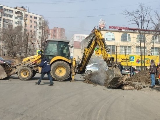 Порыв на тепловой сети устраняют во Владивостоке