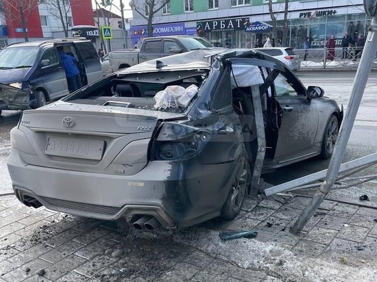 Автомобиль Toyota Crown после ДТП отлетел на дорожное ограждение в Южно-Сахалинске