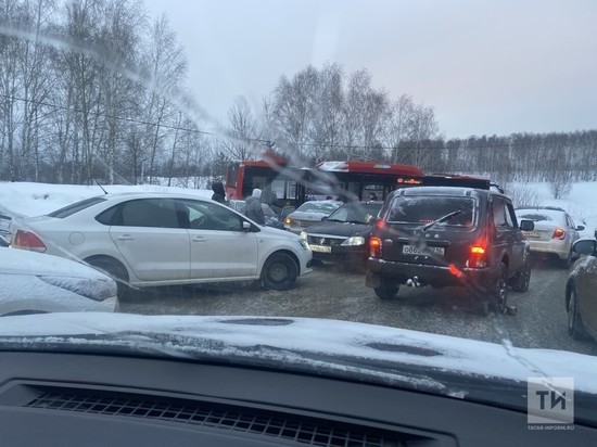 Серьезная пробка образовалась в Казани из-за ДТП с автобусом