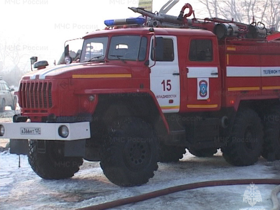 Легковой автомобиль загорелся во Владивостоке
