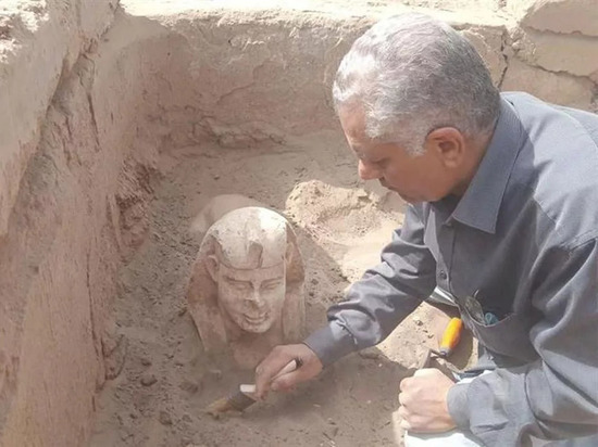 В Египте найден необычный улыбающийся сфинкс