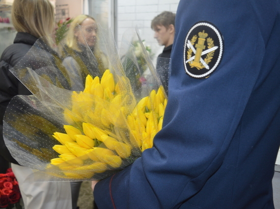 Сотрудники УФСИН по Ивановской области подарили девушкам тюльпаны