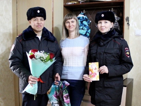 В Надыме полицейские не оставили жен мобилизованных коллег без цветов и сладостей к 8 Марта