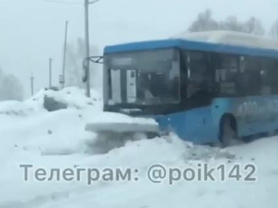 Кузбасский пассажирский автобус врезался в колодец