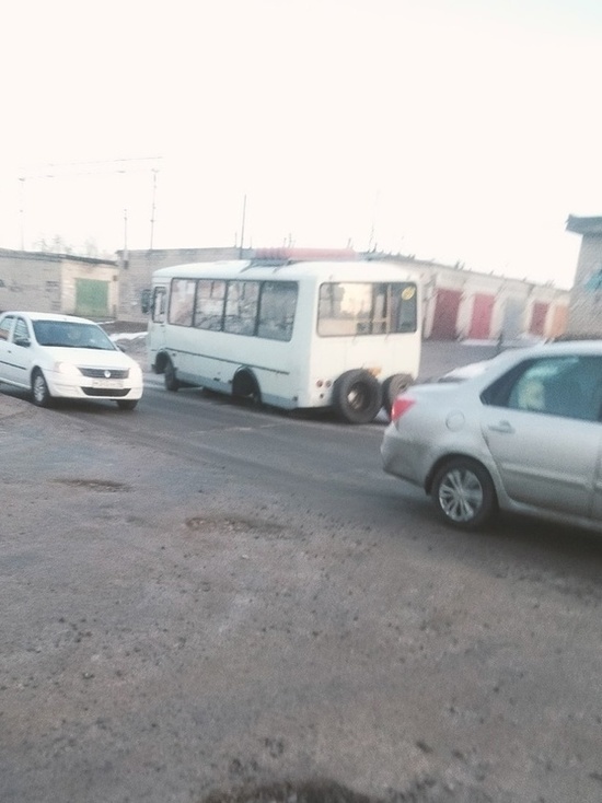 В Курске под железнодорожными мостами у маршрутки ПАЗ на ходу оторвалось колесо