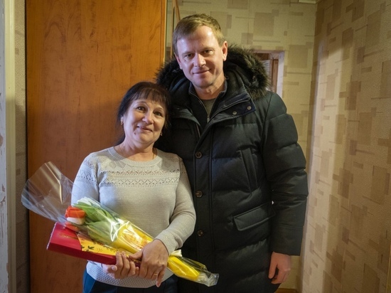 В Пуровском районе главы поселений поздравили жен и мам участников спецоперации с 8 Марта