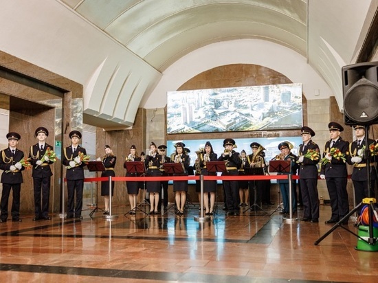 В екатеринбургском метро духовой оркестр поздравил женщин с 8 Марта