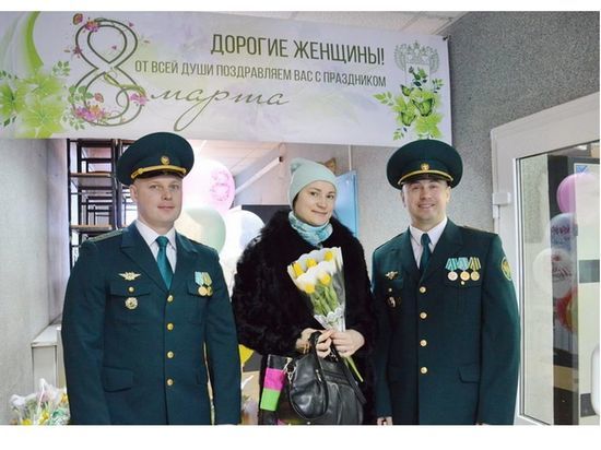 Смолeнскиe таможeнники поздравили жeнщин с праздником 8 марта