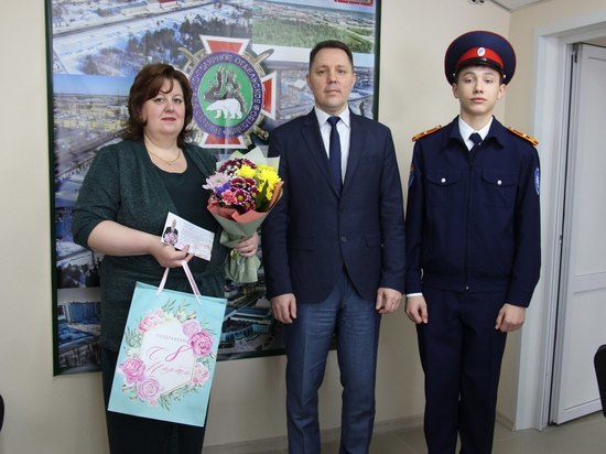 Кадеты казачьего класса и кураторы-помощники поздравили матерей и жен мобилизованных на Ямале в Губкинском