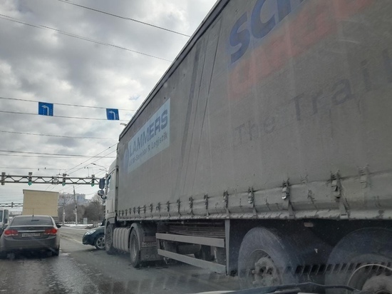 На Московском шоссе в Рязани столкнулись легковой и грузовой автомобили