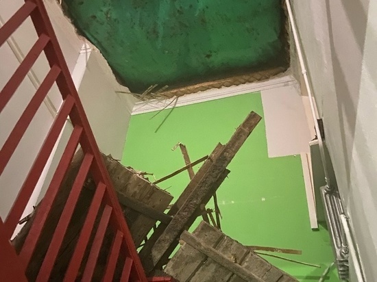 Потолок рухнул в подъезде дома в Дедовске