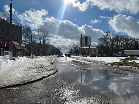 В Твери из-за прорыва трубы на бульваре Цанова изменили схему движения