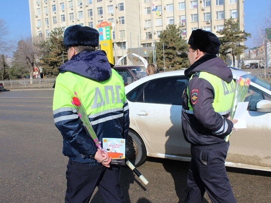 Калмыцкие полицейские поздравили женщин-водителей с наступающим 8 марта