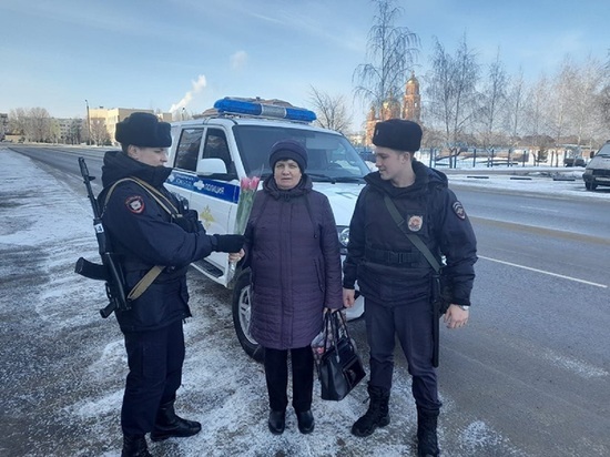 Белгородские полицейские раздавали женщинам на улицах тюльпаны и розы