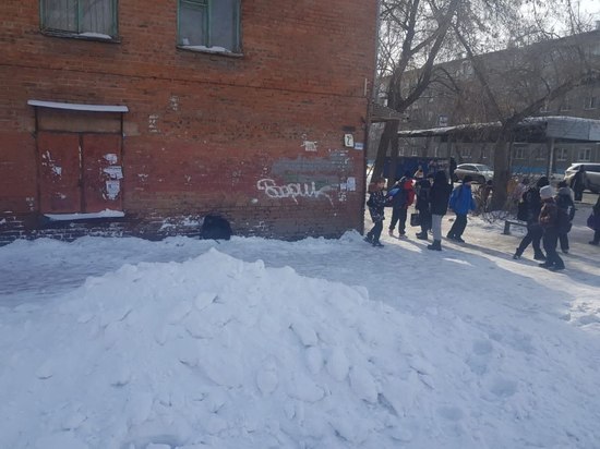 Омская прокуратура обязала УК очистить от снега крышу общежития