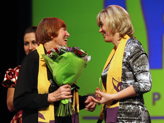 Женщин Мурманска наградили за профессионализм и безупречный труд