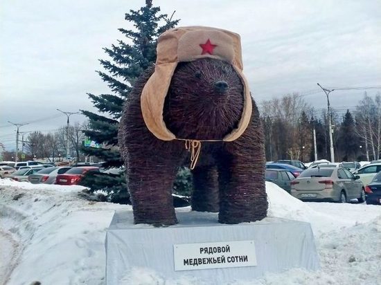 В Чебоксарах на фигуру 3-метрового медведя надели шапку-ушанку
