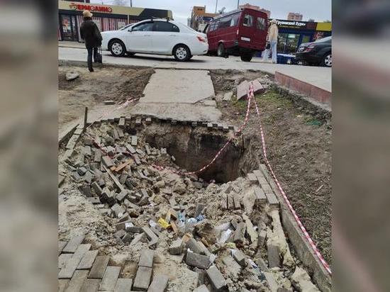 В Ростове в Левенцовке тротуар провалился под землю