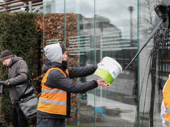 Экоактивисты облили водой и краской здание Минтранса Германии