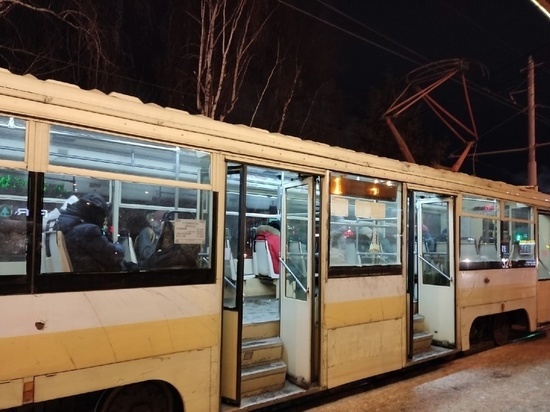 В Омске трамвай №8 вновь стал ходить по Богдана Хмельницкого после очистки путей от наледи