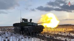 Минобороны опубликовало кадры танкового боя: уничтожена бронетехника противника