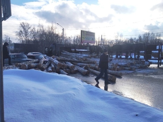 Бревна на Индустриальной улице: в Костроме перевернулся лесовоз