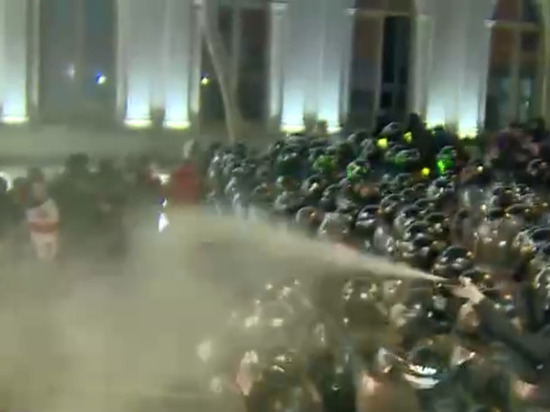 В Тбилиси спецназ применил слезоточивый газ для разгона протестующих перед парламентом