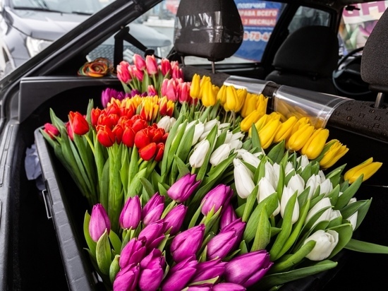 Специалисты Роспотребнадзора посоветовали томичам не покупать на 8 марта цветы в упаковке