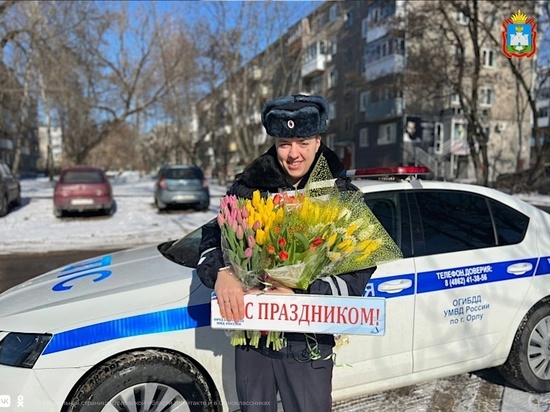 Жительницы Орла принимали цветы из рук пожарных и инспекторов ГИБДД