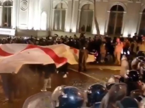 В столкновениях у здания парламента в Тбилиси пострадали несколько полицейских