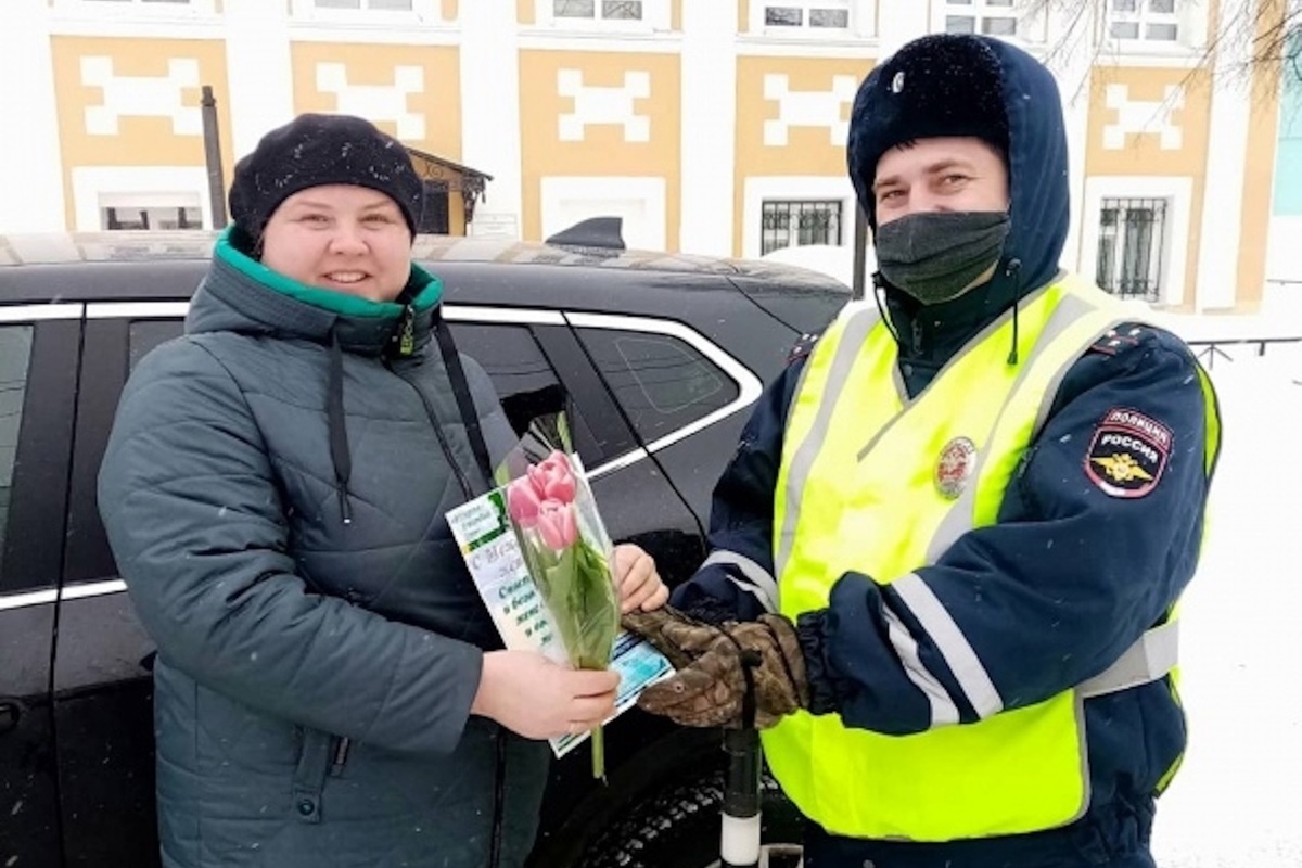 «Цветы для автоледи»: в Ярославской области продолжается праздничная акция