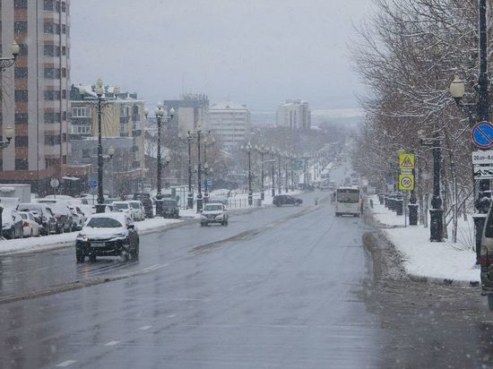 В расчистке улиц Южно-Сахалинска задействуют больше техники в случае ухудшения погоды 8 марта