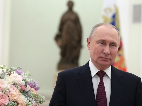 Путин поздравил россиянок с 8 Марта, отметив смелость и отвагу женщин-военнослужащих