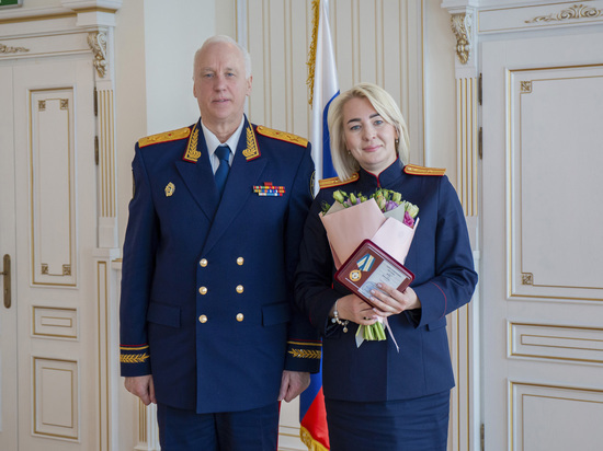 Александр Бастрыкин вручил медаль сотруднице СК из Красноярского края