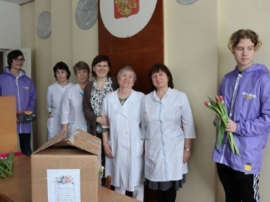 Волонтеры поздравили с 8 Марта врачей и медсестер костромского военного госпиталя