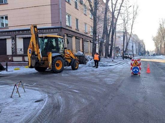 В Иркутске продолжают вывозить снег даже в праздник