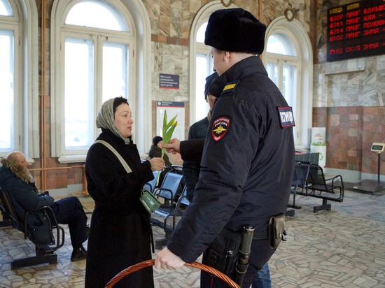 Транспортные полицейские Прибайкалья принесли 8 марта в каждый дом