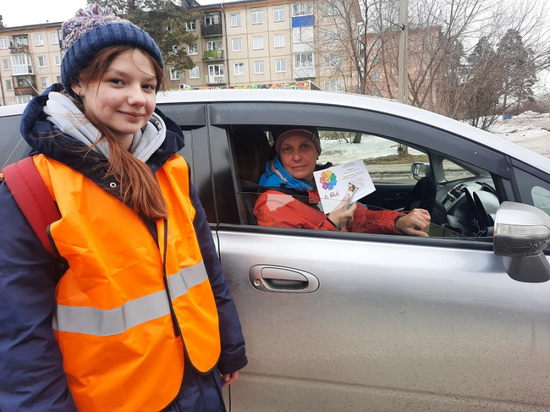 Школьники Ангарска вместе с госавтоинспекторами поздравил автоледи с 8 марта